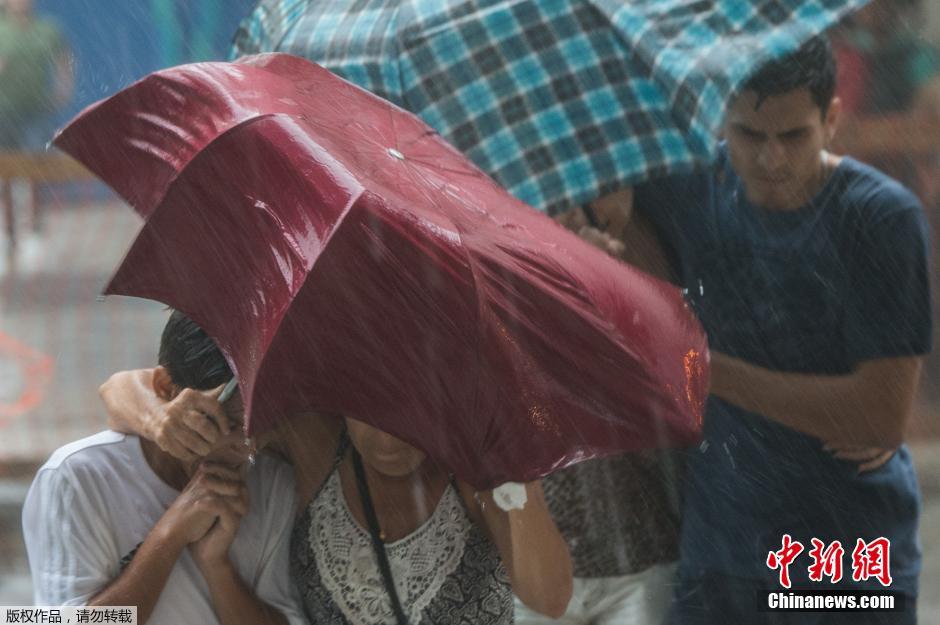 巴西裏約迎暴風雨天氣 民眾撐傘出行風中淩亂