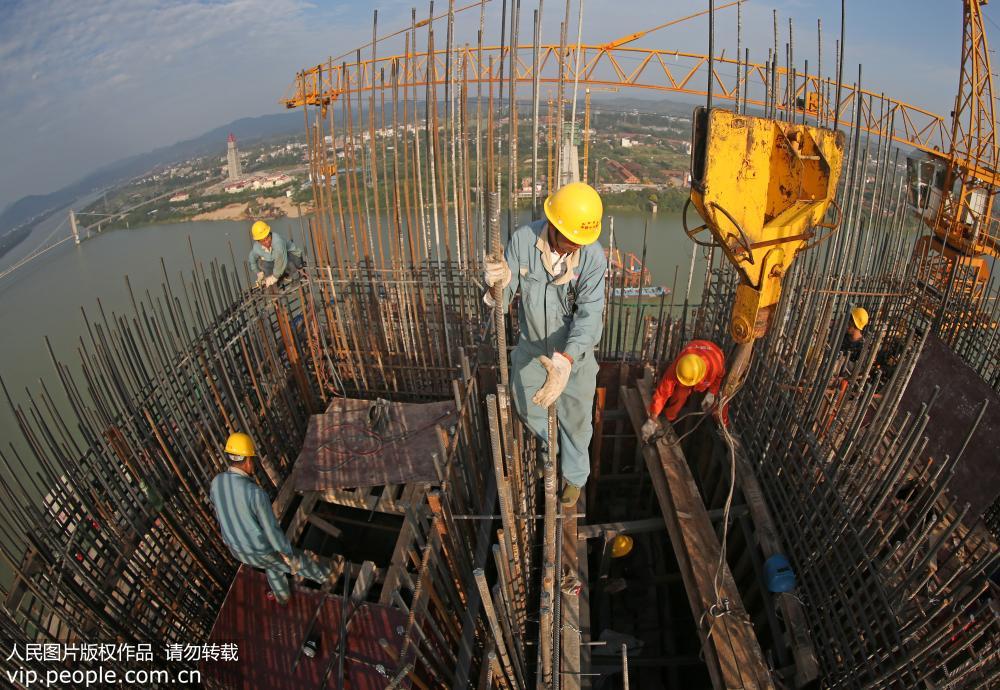 江西贛州：“千里贛江第一橋”主塔即將封頂