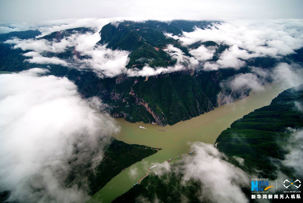 【“飛閱”中國】航拍長江三峽雨後秋韻 雲霧瀰漫如天降水墨