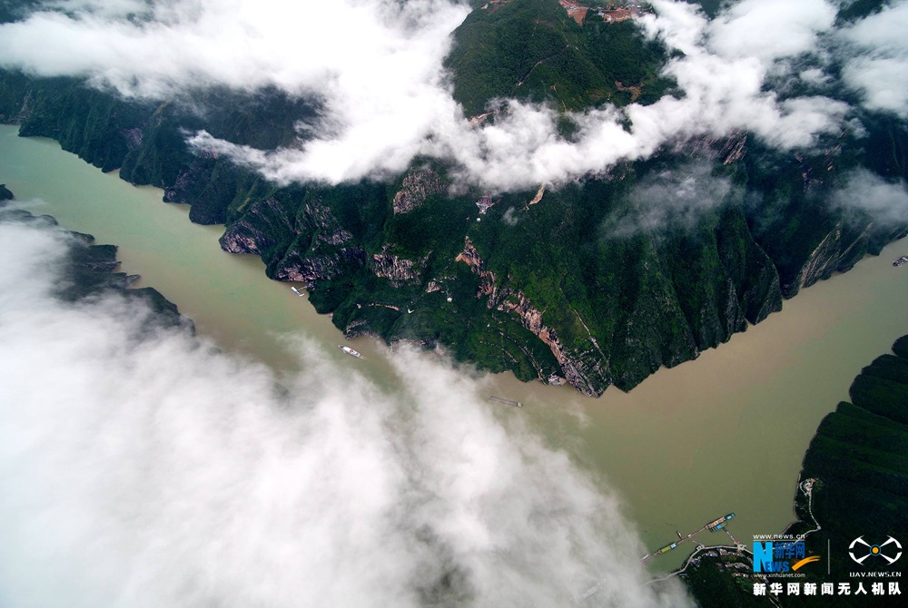 【“飛閱”中國】航拍長江三峽雨後秋韻 雲霧瀰漫如天降水墨