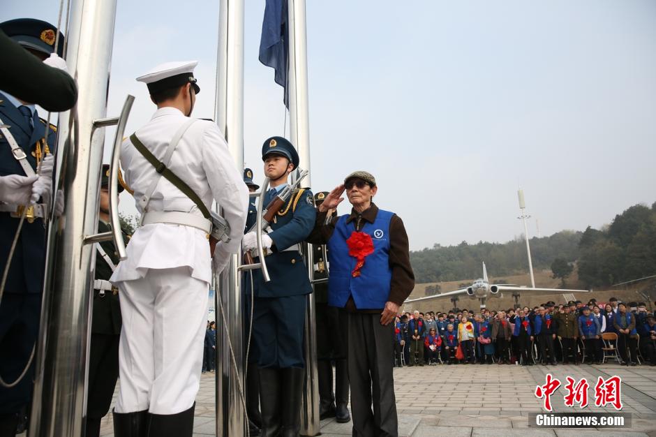 抗戰老兵與長沙大學生同升國旗