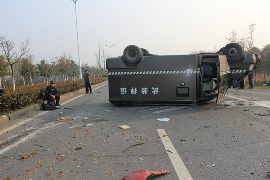 運鈔車遭追尾側翻四腳朝天 車內三人被拋出(圖)