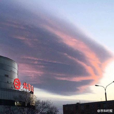 北京大風後吹出“七彩祥雲” 市民駐足狂拍