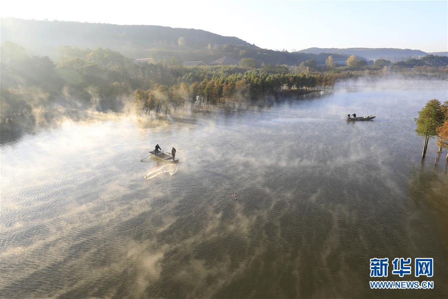 江蘇盱眙：雲霧繚繞天泉湖