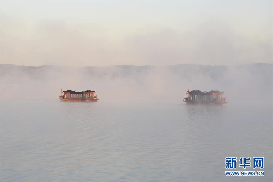 江蘇盱眙：雲霧繚繞天泉湖