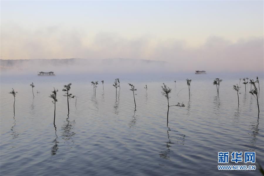 江蘇盱眙：雲霧繚繞天泉湖