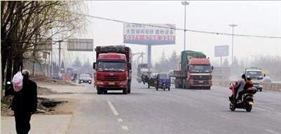 男子橫穿馬路被碾死 屍體在旁仍有人帶娃穿馬路