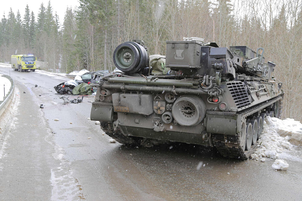 北約軍演裝甲車把小汽車撞爛