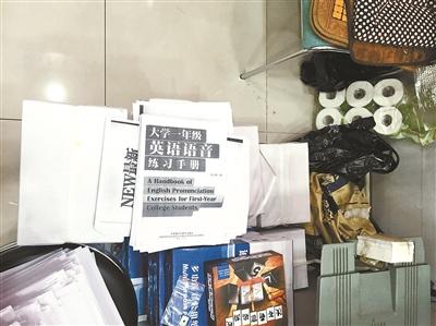 高校列印店囤上百份盜版教材 月均收入近一萬