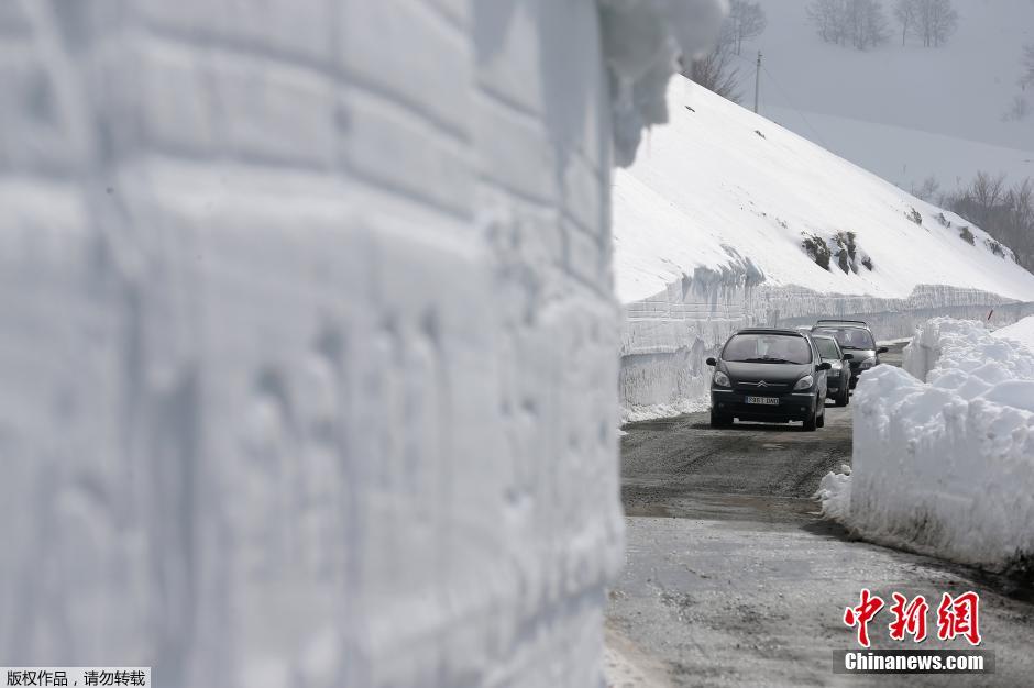 西班牙北部現強降雪 公路兩側形成數米高雪“墻”