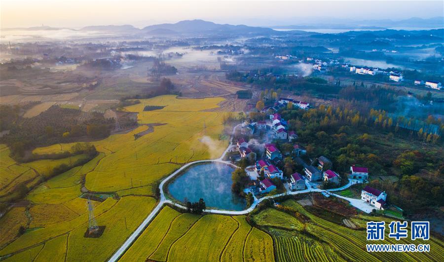 雲蒸霞蔚小山村