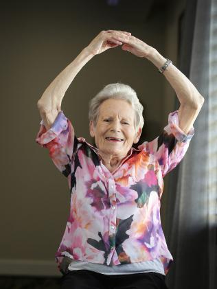 瑜伽助其戰勝癌症 澳洲82歲老人成瑜伽教練(圖)