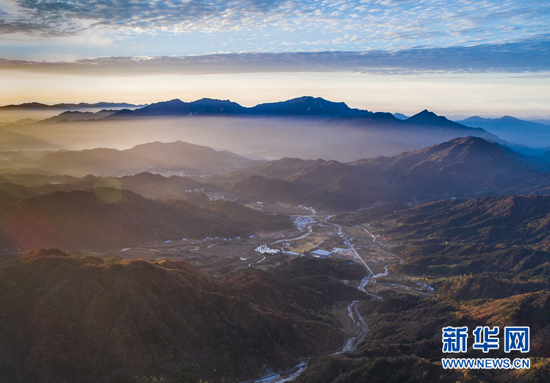 看萬山紅遍層林盡染 千里大別山流連忘返