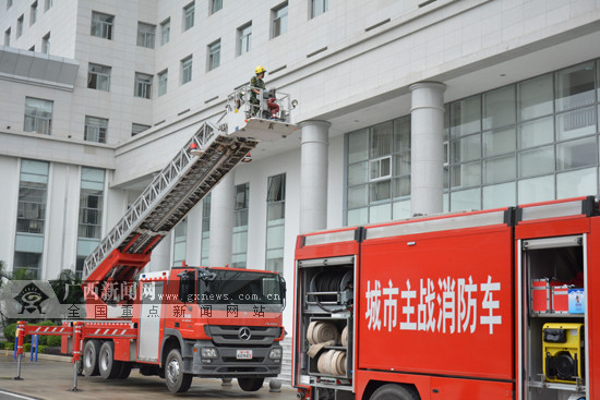 〔熱門文章〕消防開展高層建築演練 鐵警支招如何緊急逃生(圖)