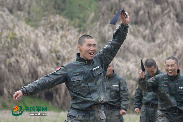 特戰隊員玩泥地撕名牌 前提是要進行搏鬥