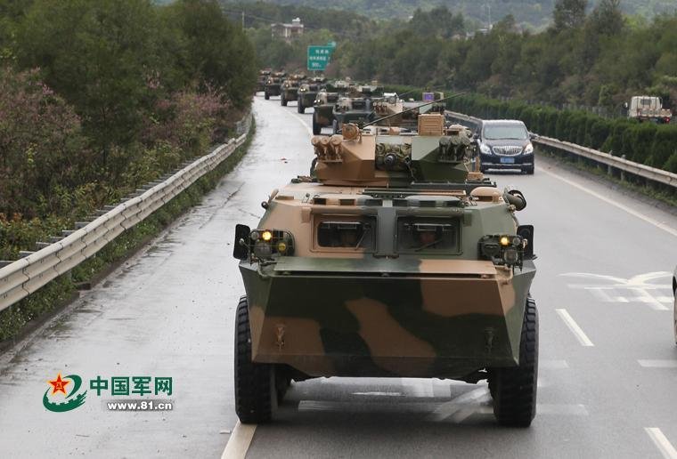 解放軍步戰車與私家車同時跑高速