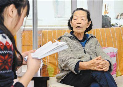 92歲女醫生家中義診 開藥總想著給患者省錢(圖)