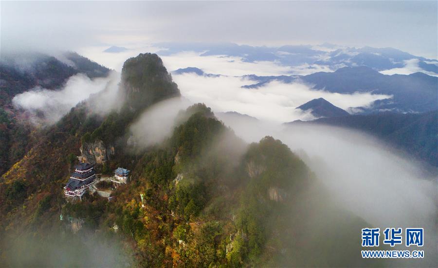 航拍陜西南宮山 雲霧繚繞 層林盡染