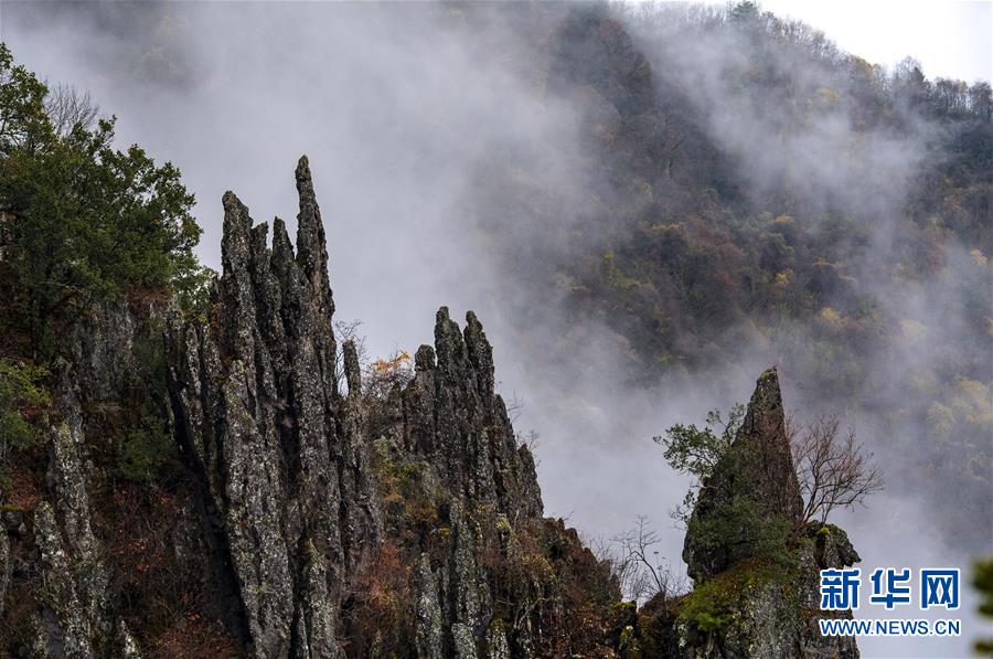 航拍陜西南宮山 雲霧繚繞 層林盡染