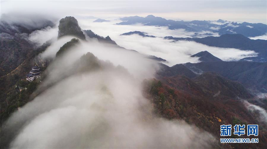 航拍陜西南宮山 雲霧繚繞 層林盡染