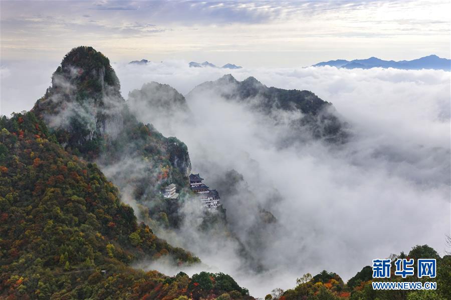 航拍陜西南宮山 雲霧繚繞 層林盡染