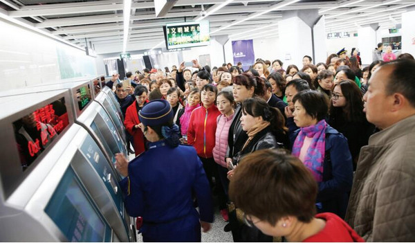 （焦點圖）貴陽地鐵 先“坐”為快  百餘居民體驗1號線觀山湖段