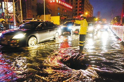 【瓊島先鋒圖文列表】【及時快訊】暴雨中的他們 再一次溫暖這座城