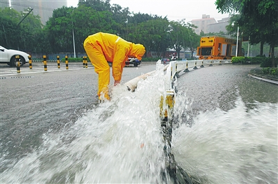 【瓊島先鋒圖文列表】【及時快訊】暴雨中的他們 再一次溫暖這座城