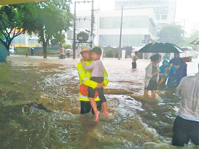 【瓊島先鋒圖文列表】【及時快訊】暴雨中的他們 再一次溫暖這座城