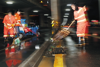 【瓊島先鋒圖文列表】【及時快訊】暴雨中的他們 再一次溫暖這座城