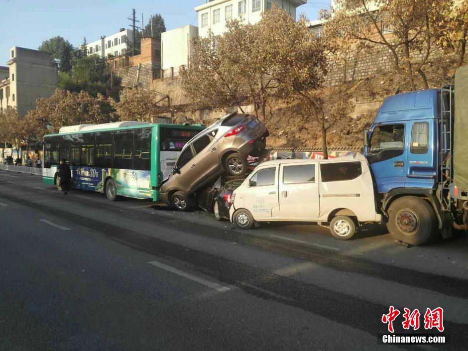 昆明市區五車相撞 汽車“玩疊羅漢”