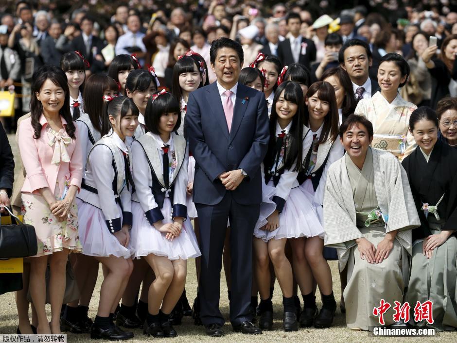 日首相安倍參加年度賞櫻大會 與美少女甜蜜合影