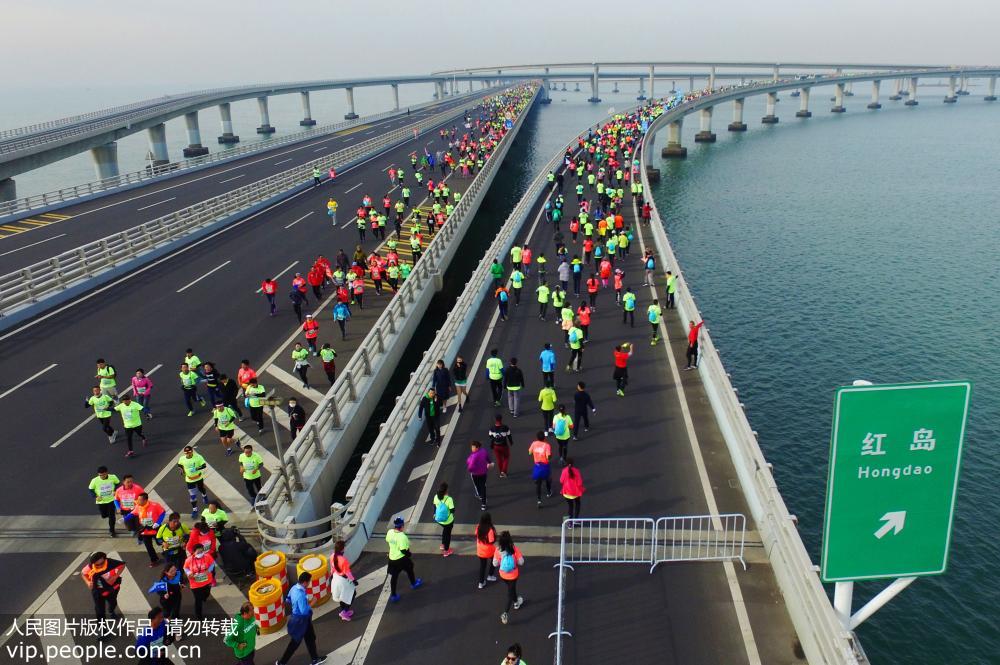 2017青島海上國際馬拉松鳴槍開跑