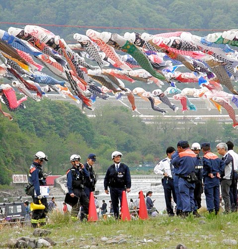 日本大阪約400面鯉魚旗挂滿河岸 當地人興奮不已