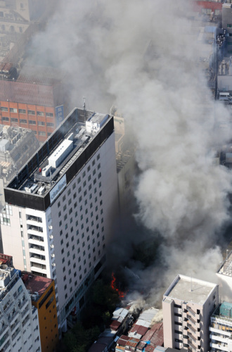 東京歌舞伎町繁華街道失火 1人傷多棟建築被燒