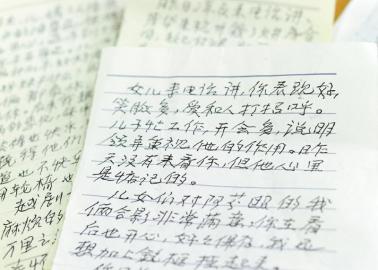 老太生病住院一年老伴每天寫“情書” 總數超百封