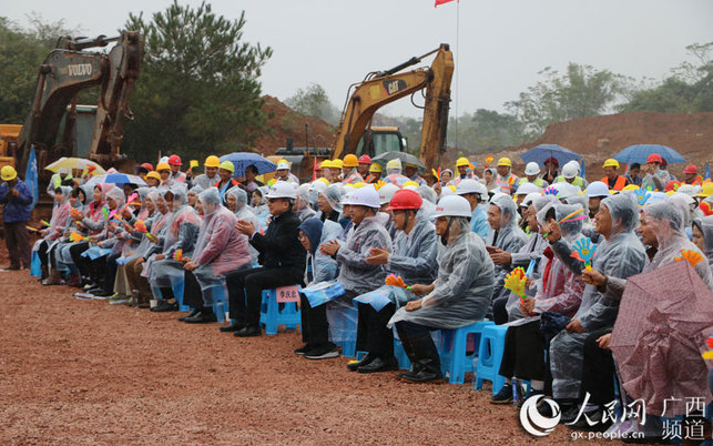 【焦點圖】【園區建設】【八桂大地、八桂大地-南寧】全國總工會文工團走進園博園建設工地開展慰問演出