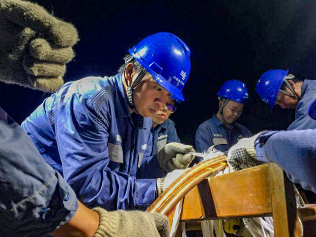 【焦點圖圖】【園區建設】【八桂大地、八桂大地-梧州】梧州供電局深夜冒雨搶修配電設備