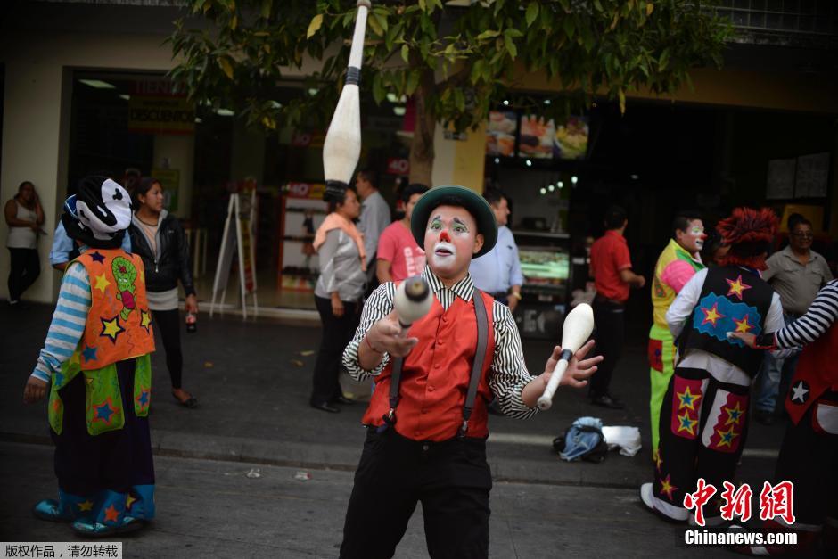 危地馬拉舉行小丑大會 民眾奇裝異服歡樂熱鬧