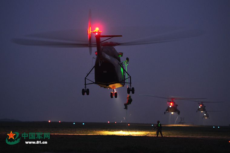 東部戰區陸軍某陸航團開展跨晝夜機降協同訓練