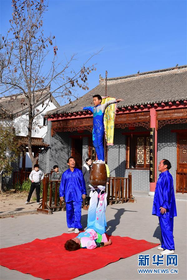 河南濮陽：土腔土調土雜技