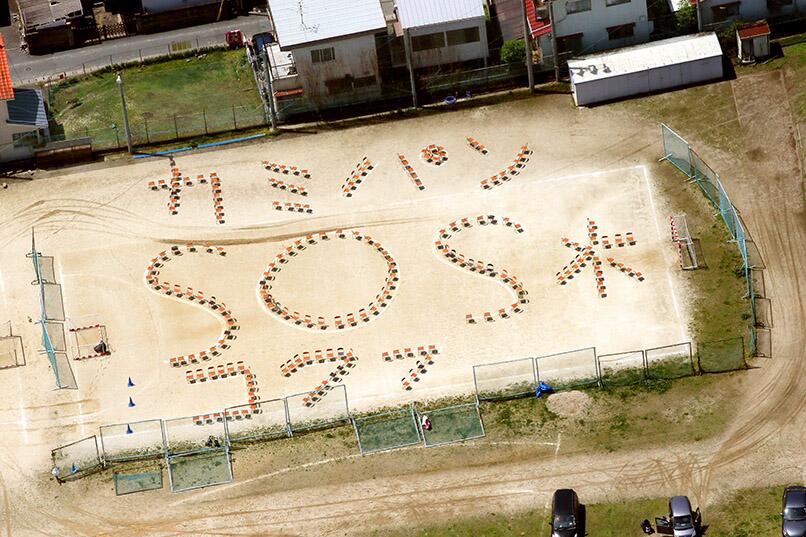 日本熊本震區物資短缺 校園現SOS求救信號