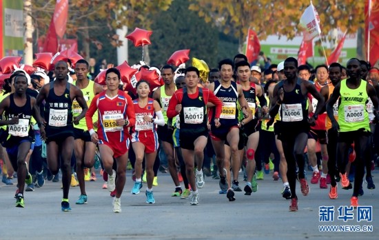 【輪播圖】2017鄭州炎黃國際馬拉松鳴槍開賽