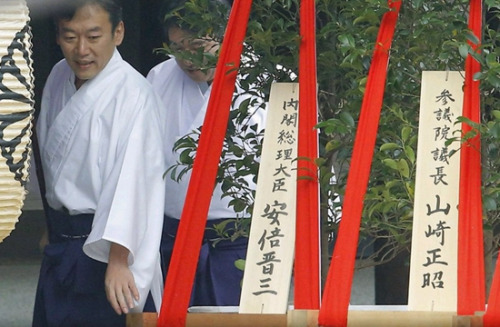 靖國神社大祭安倍顧慮多不參拜 自掏腰包獻供品