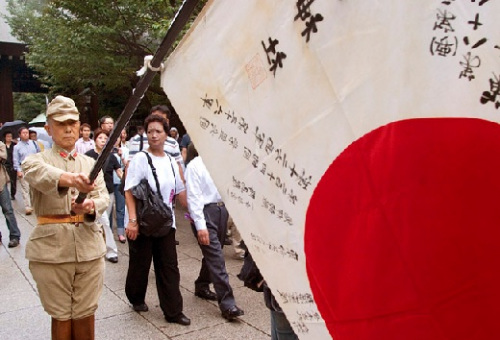 靖國神社大祭安倍顧慮多不參拜 自掏腰包獻供品