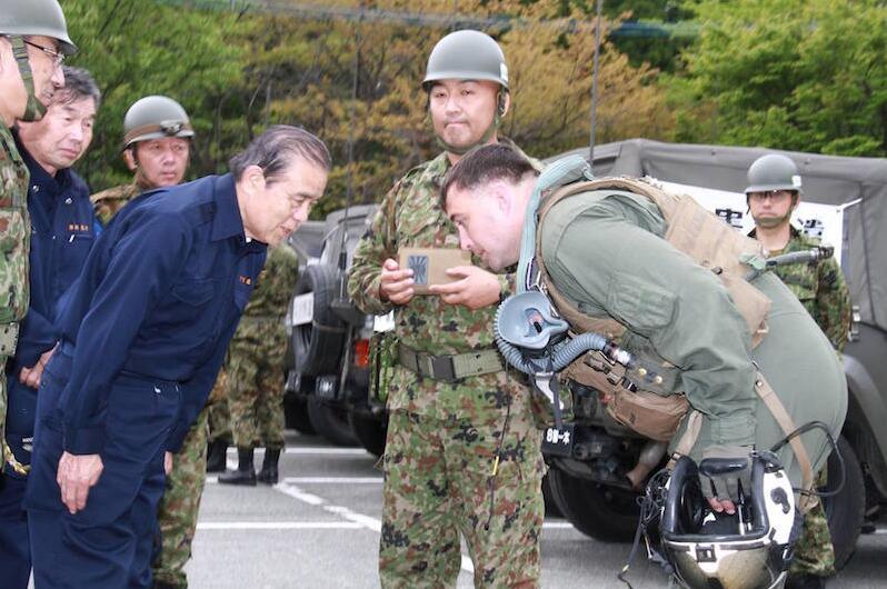 日本人感謝美軍救災 向其鞠躬