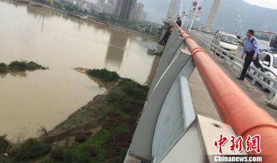 福州一女子欲跳橋 丈夫心急救人險幫倒忙