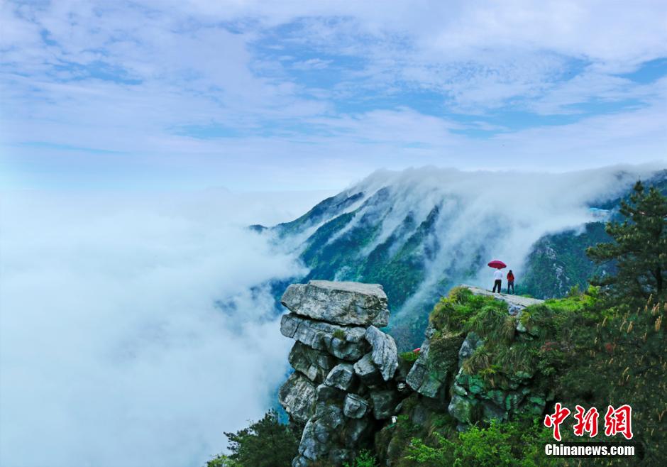 江西廬山現壯觀“瀑布雲海” 如夢如幻