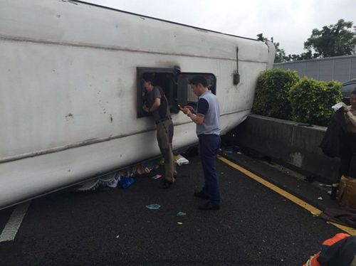 台灣一陸客團遊覽車翻車 司機身亡26人受傷(圖)