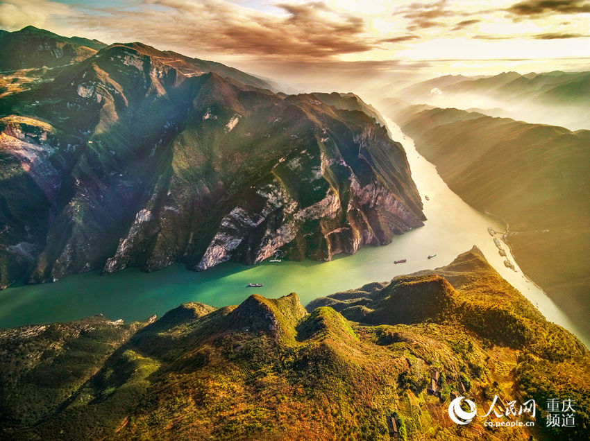 紅葉映三峽 雲海美如畫